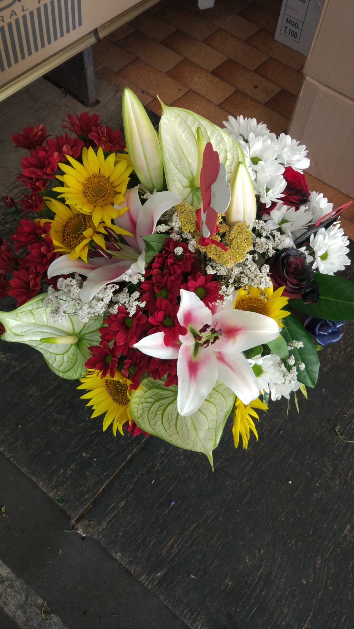 Bouquet con rose gialle e margherite