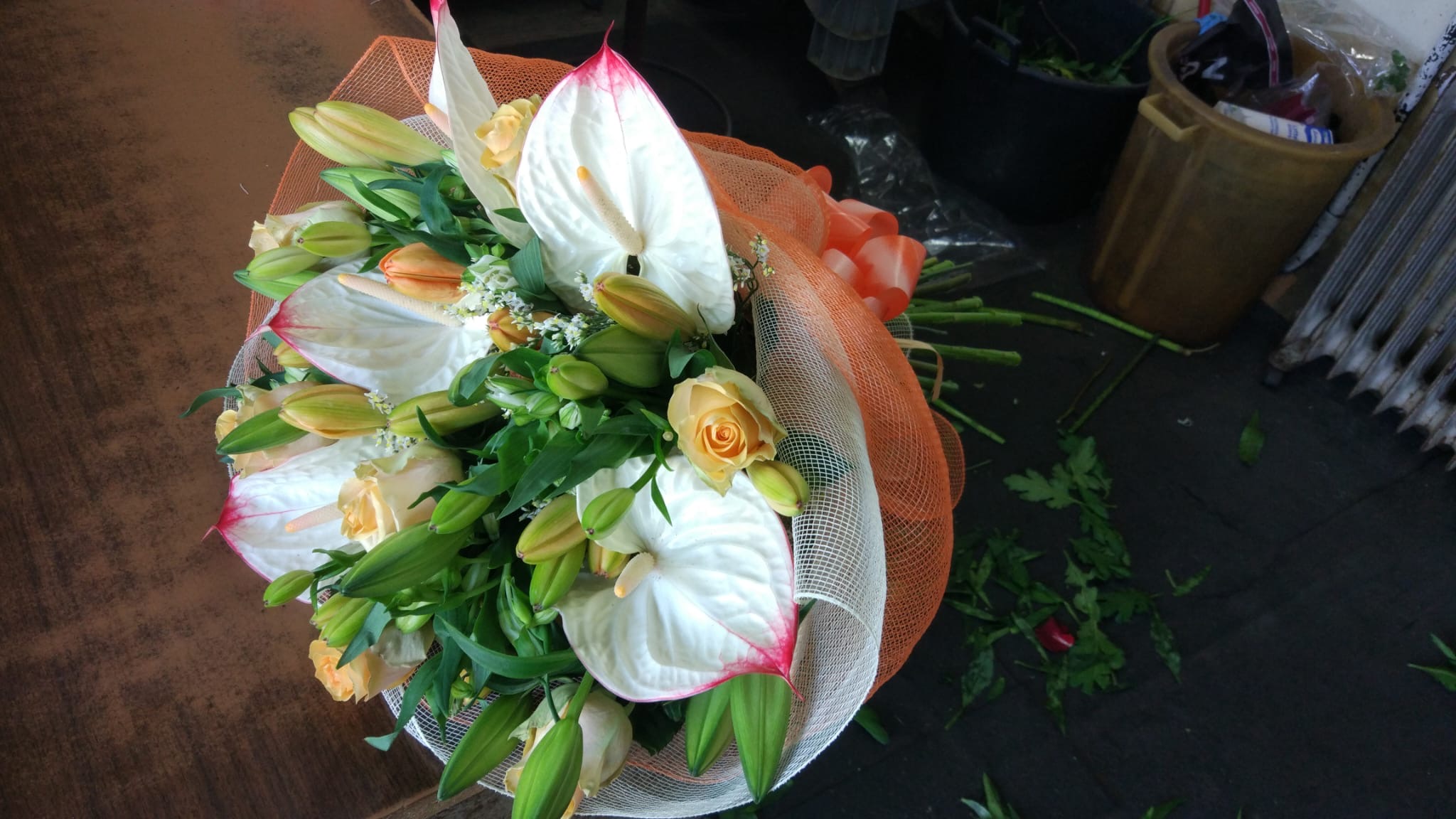 Bouquet con anthurium, rose e gigli