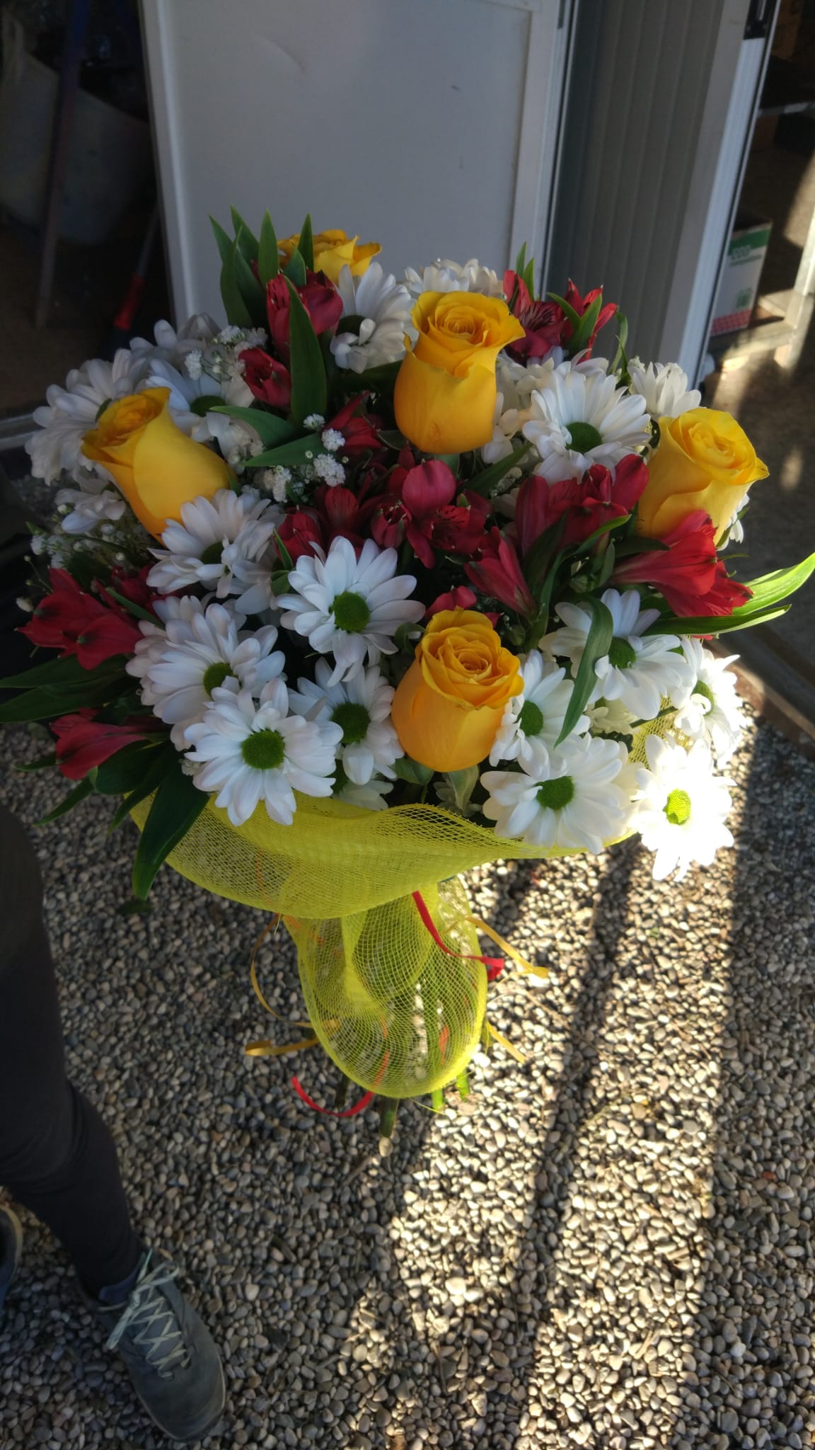 Composizione floreale con girasoli, gigli e fiori rossi